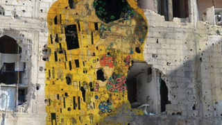 El beso de Klimt sobre las ruinas de Siria, de Tammam Azzam