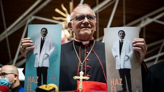 El cardenal Baltazar Porras muestra la imagen del futuro beato