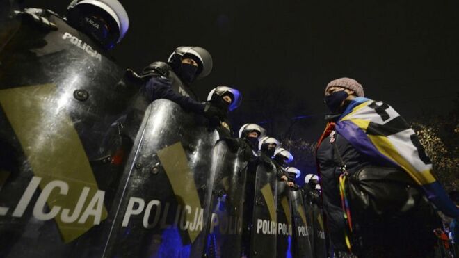 Antidisturbios frente a la casa del líder del partido conservador de Polonia