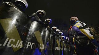 Antidisturbios  frente a la casa del líder del partido conservador de Polonia