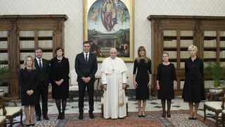 'Foto de familia' del Papa con Pedro Sánchez y la delegación española