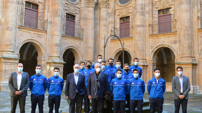 Foto de familia en el patio de la UPSA