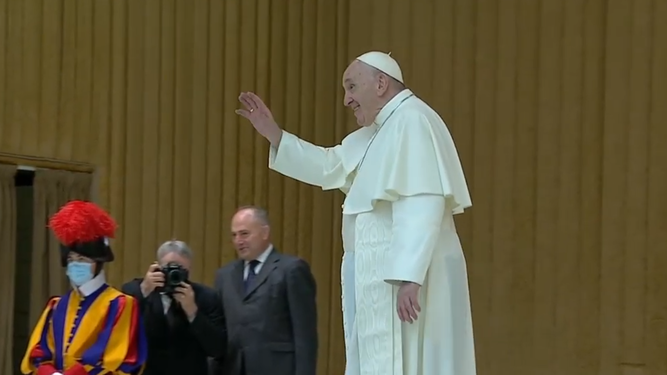 El Papa saluda desde lejos en la audiencia