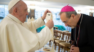 El Papa Francisco le otorga el palio a Pizzaballa