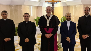 Pizzaballa recibe el palio en el Vaticano