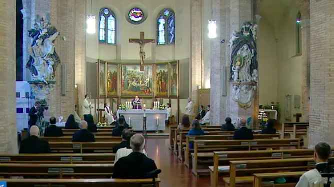 Misa en la iglesia del Cementerio Teutónico