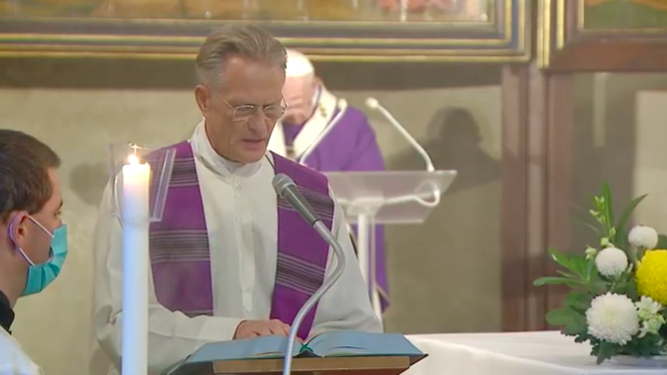 El Papa, al fondo