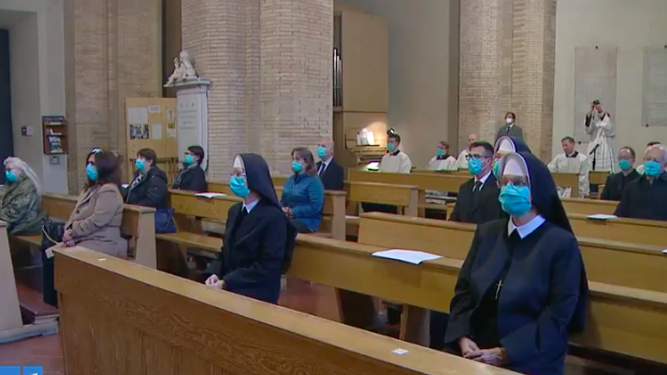 Las religiosas y el personal vaticano escuchan al Papa