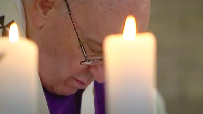 Francisco, en oración durante la misa