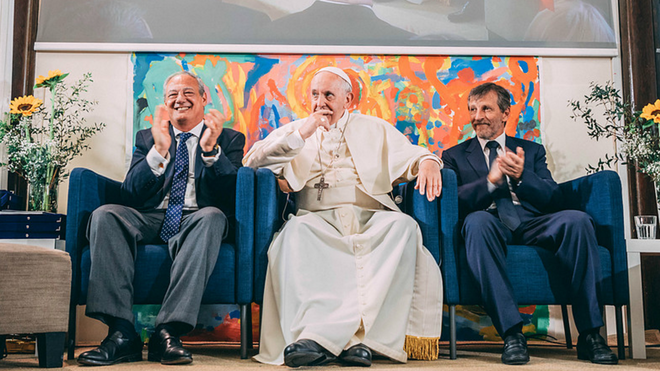El Papa Francisco, entre José María del Corral y Enrique Palmeyro