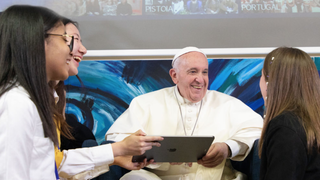 Francisco y jóvenes de Scholas