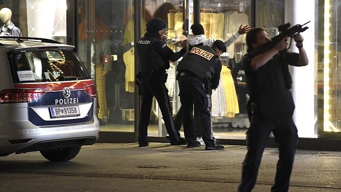 La Policía austríaca cachea a un joven en Viena