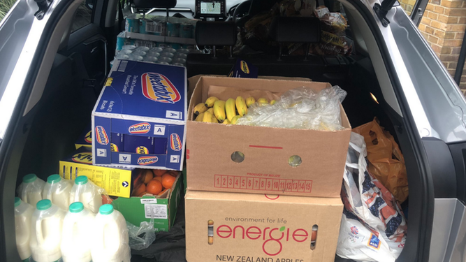 Reparto de ayuda alimentaria en la parroquia