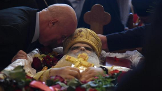 Un hombre llora junto al cadáver del obispo de Montenegro en Podgorica