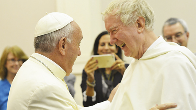 El Papa saluda a Timothy Radcliffe