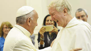 El Papa saluda a Timothy Radcliffe