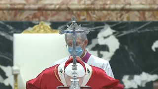 El Papa besa el altar