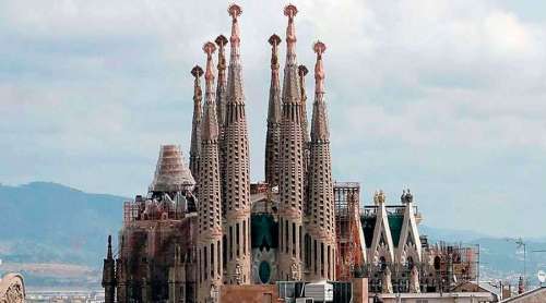 Iglesia-Sagrada-Familia-Wikipedia-100619