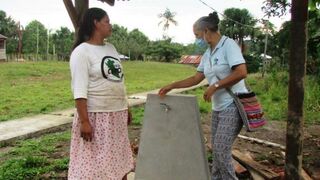 Emérita y la hna. Dorinha junto al caño