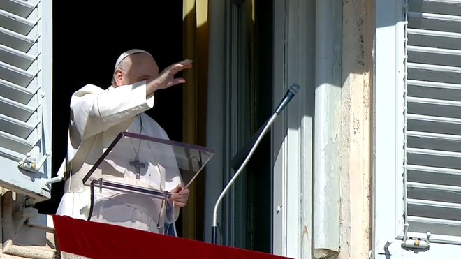 El Papa saluda desde la ventana