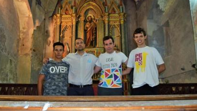 El obispo y seminaristas, en obras de restauración en una iglesia