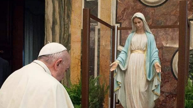El Papa y la Virgen de la Medalla