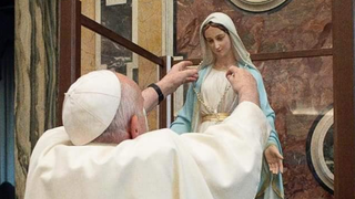 El Papa bendice la estatua mariana de la Medalla Milagrosa