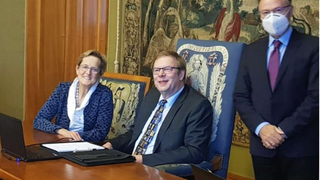 El profesor Klöckener, en el centro