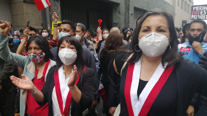 Congresistas Mirtha Vasquez y Rocío Silva (Frente Amplio) en marcha en Lima