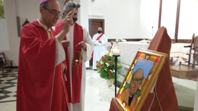 Mons. Fernández bendice un vitral del beato Angelelli