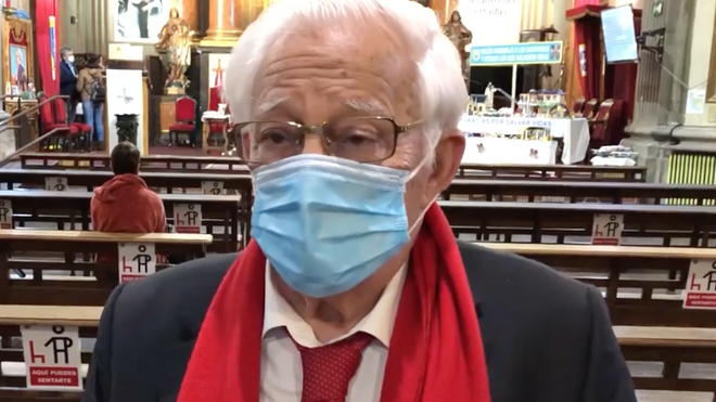 El padre Ángel en su iglesia de S. Antón, en Chueca