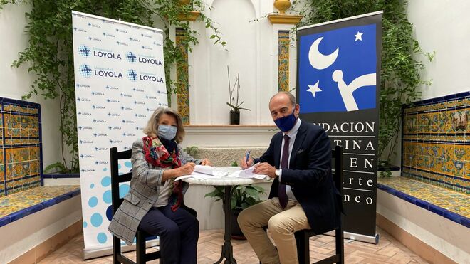 Gabriel Pérez Alcalá, y Cristina Heeren firman el convenio de colaboración
