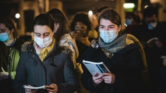 "Dejadnos rezar": católicos franceses se manifiestan contra el cierre de iglesias por la pandemia