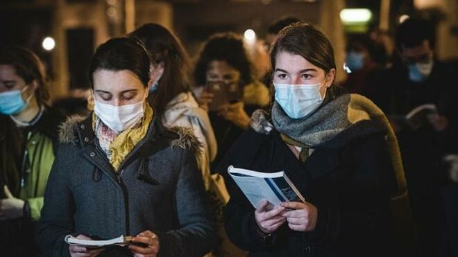 "Dejadnos rezar": católicos franceses se manifiestan contra el cierre de iglesias por la pandemia