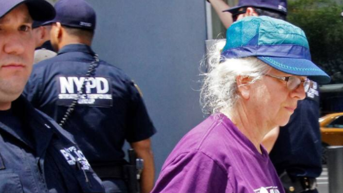 M. Hennessy, pacifista católica estadounidense