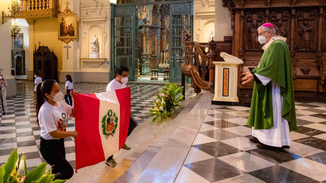 El arzobispo de Lima y jóvenes