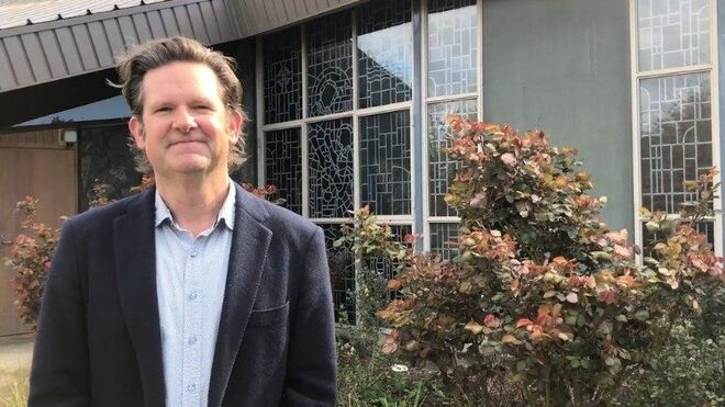 Knox Peden a las afueras de su parroquia en O'Connor, Canberra