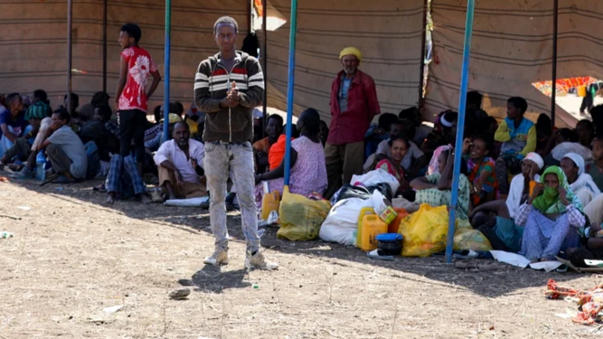 Refugiados del conflicto en un campamento de frontera