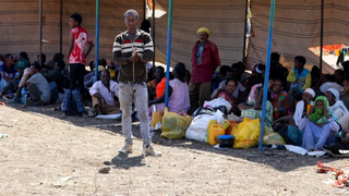 Refugiados del conflicto en un campamento de frontera