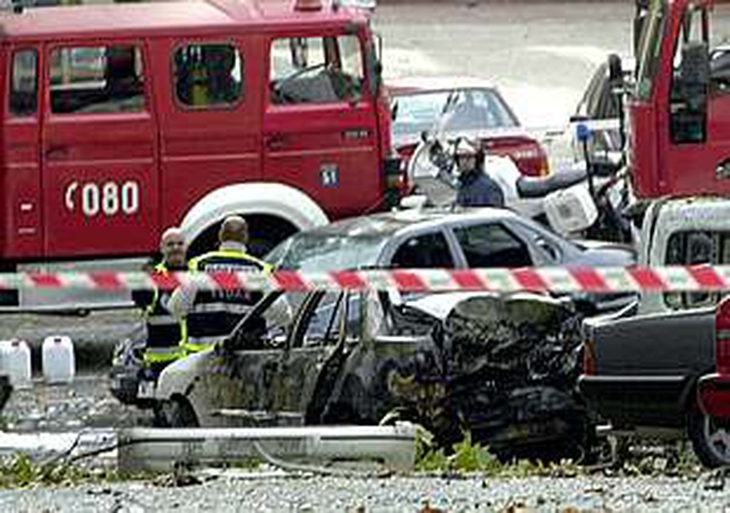 Aspecto del coche bomba que ha estallado.