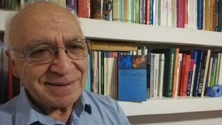 Juan José Tamayo, junto a su libro de Casaldáliga en Herder