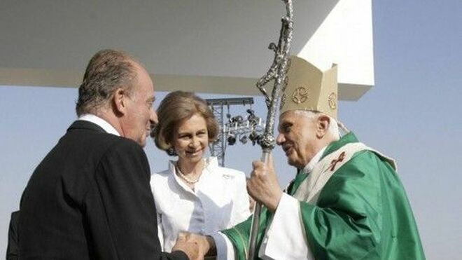 Benedicto XVI, tras la misa en Valencia, con don Juan Carlos y doña Sofía