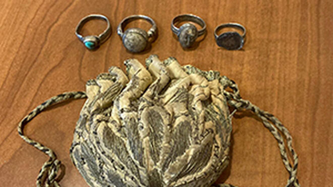 Una bolsa de tela y cuatro anillos