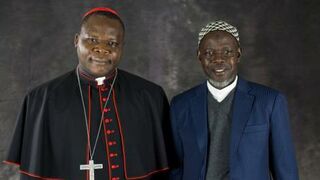 El arzobispo centroafricano de Bangui junto al imán fallecido, Omar Kobine Lamaya