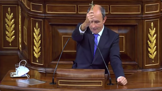 Francisco Contreras (VOX) muestra el crucifijo de su tío abuelo