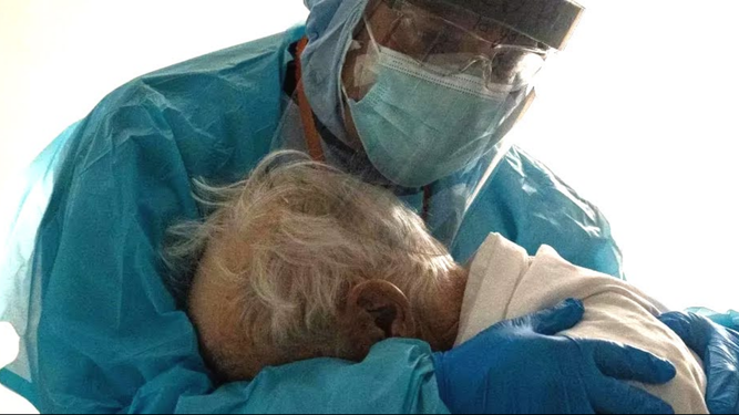 Médico consuela a una anciana