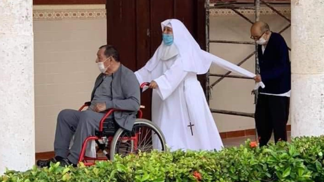 Monja y ancianos