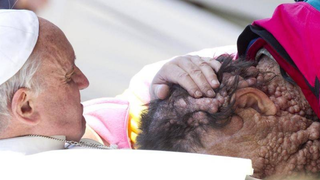 El Papa consuela a un enfermo