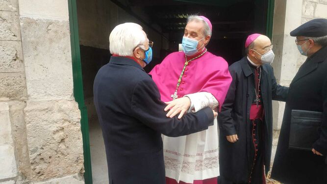 Iceta abraza al padre Ángel