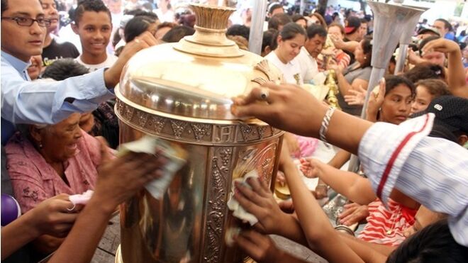 El coronavirus impide repartir la 'Lavada de la Plata' entre los asistentes al ritual mariano de Nicaragua